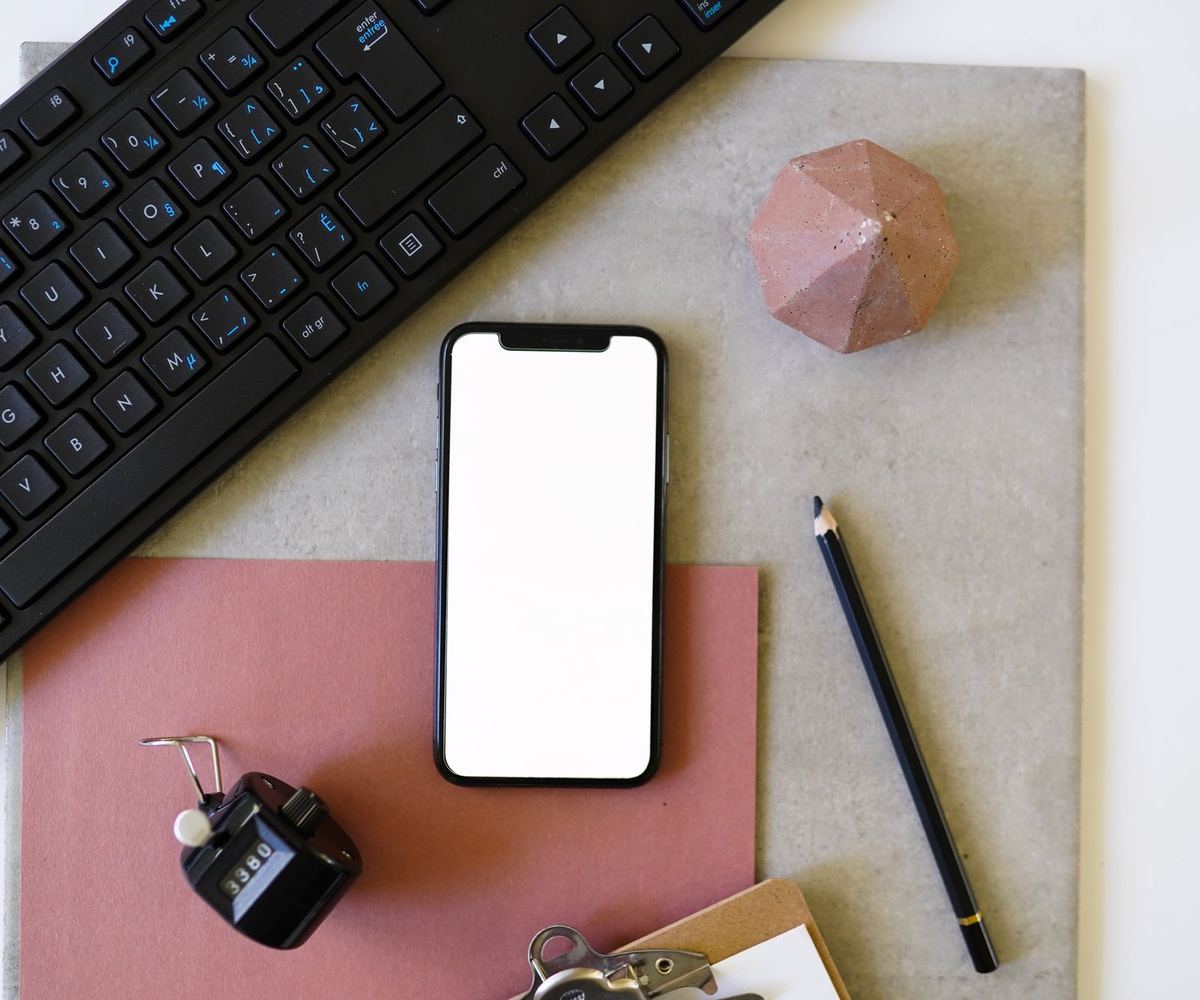 Masada klavye, telefon ve kalem